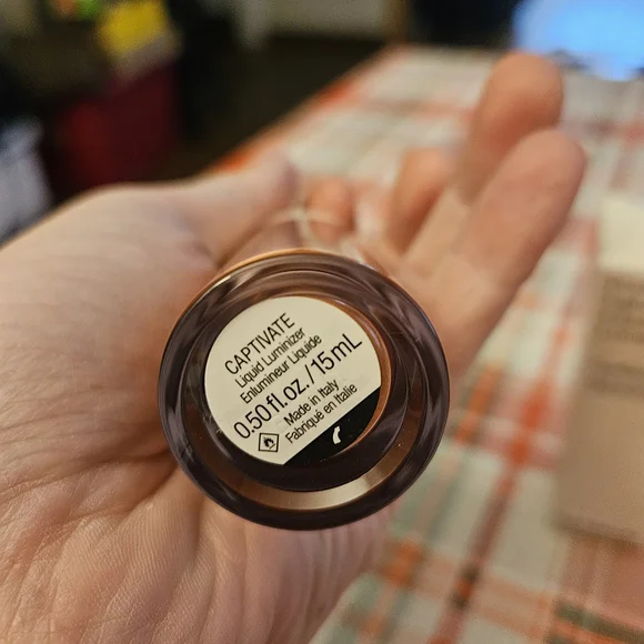 Rare Beauty Positive Light Liquid Luminizer - Captivate - Picture 3 of 5